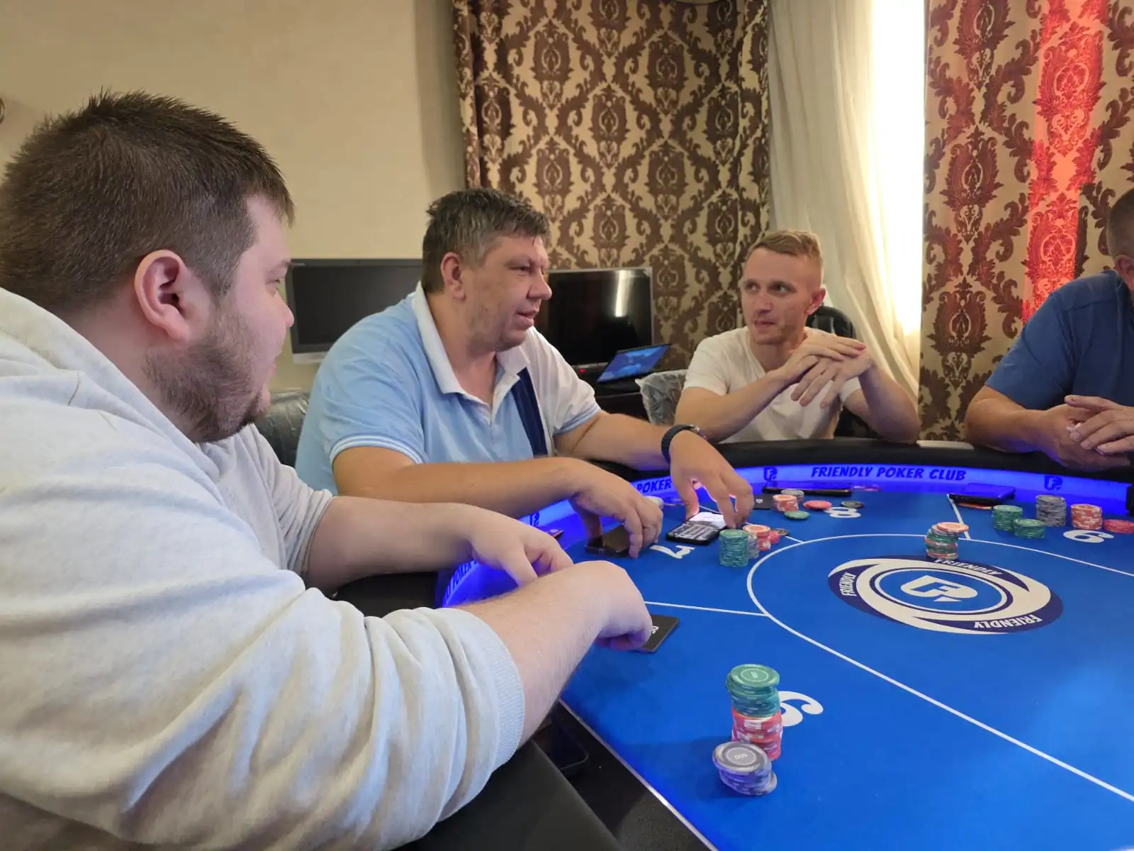 Игроки за покерным столом в клубе