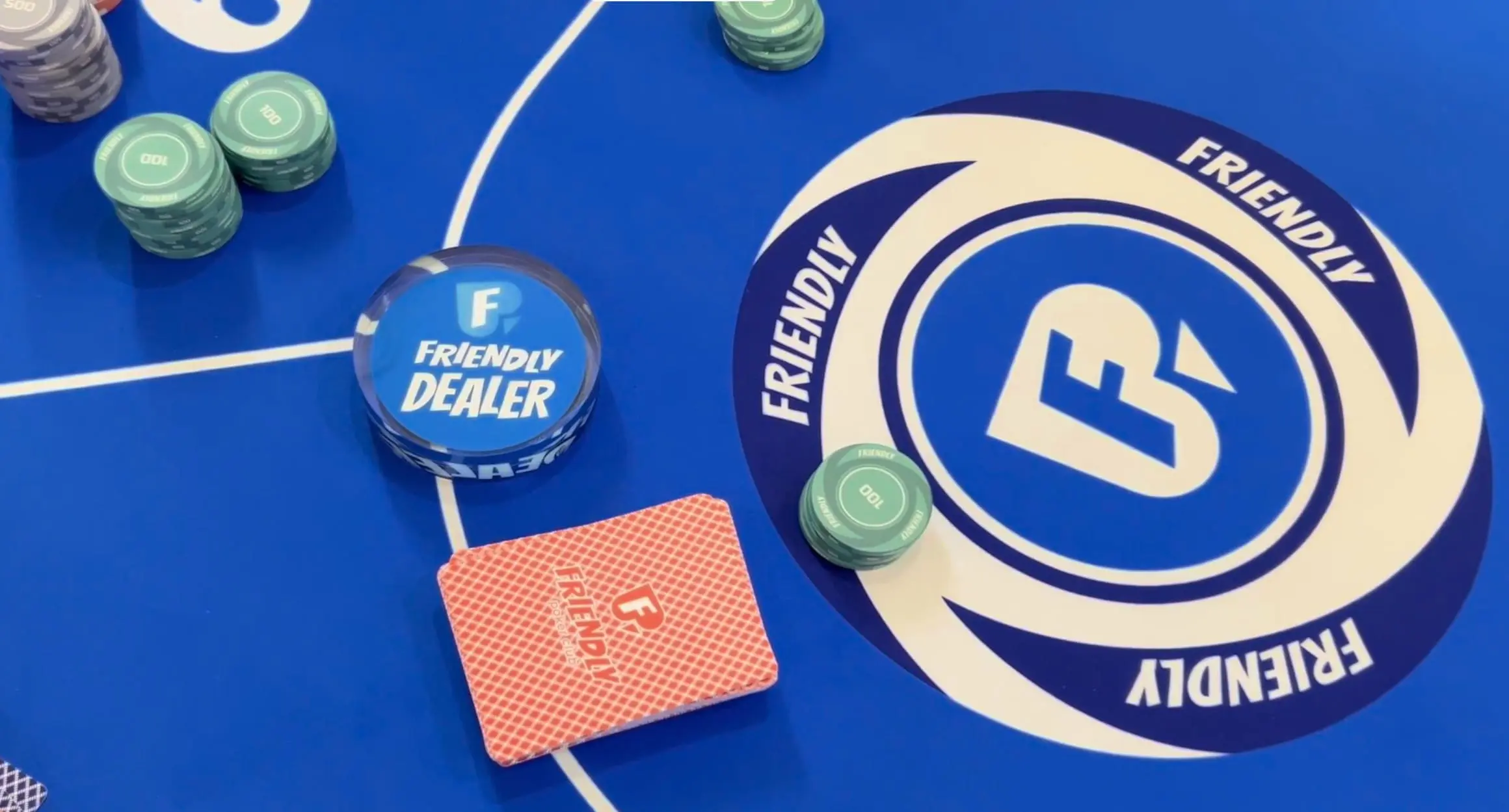 Игроки за покерным столом Friendly Poker Club в Москве